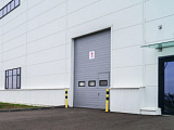Промышленные секционные ворота Doorhan ISD01 7800x6200 с калиткой и окнами
