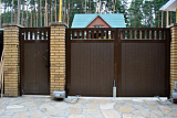 Уличные распашные ворота DoorHan с решеткой 3200x2000 коричневые